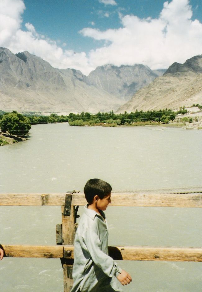 橋を渡る子供。