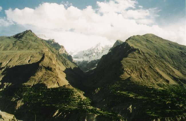 ギルギットからバスでさらにカリマバードまで。<br />ついにフンザだ〜。桃源郷だ〜。<br />春には桃とかアンズの花が咲くらしい。<br />行ったのは６月だったけど、緑がいっぱいで、遠くの山もくっきりと見ることができて、確かに綺麗だった。ナウシカ〜。