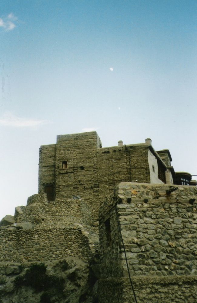 アルティット・フォートという城塞。<br />見張りタワーのところからはカリマバードの町並みや、山脈が見渡せた。<br /><br />ちょうど月がうっすら出ていた。<br /><br />