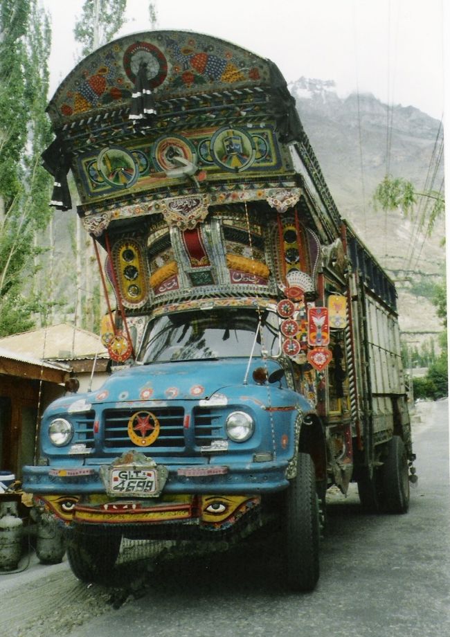 デコトラ〜〜。<br /><br />フンザの景色にも負けず。