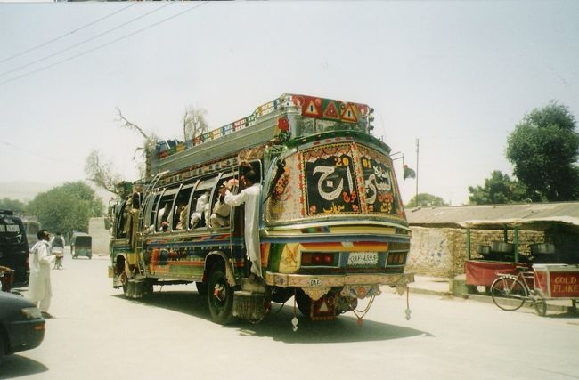 クエッタの町は周りが砂漠というか、砂っぽい感じだった。<br />町はアフガン色が濃い感じ。<br />アフガンのタリバン掃討作戦のときも、TVでよくでてきた街・・。<br /><br />でも、私の行ったときは特にそんな様子も、見た感じはなくて、平和な田舎町という印象。<br /><br />写真はまたもやデコトラ〜。