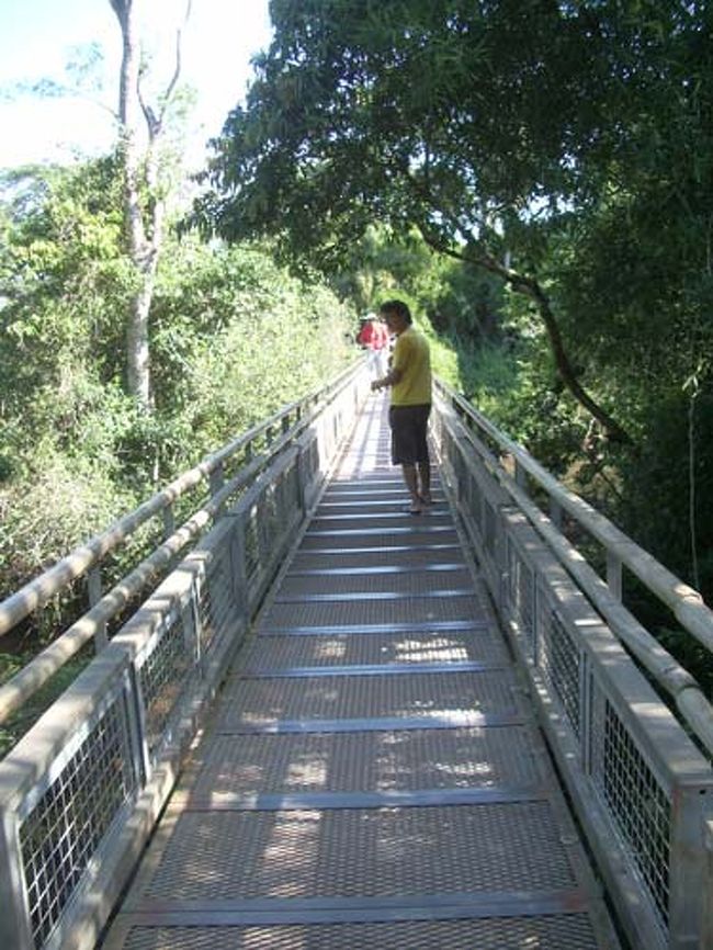 アルゼンチン側の方が、国立公園の規模が大きく見所も多い。時間がないのなら、こっちだけ見れば十分だと思う。<br />