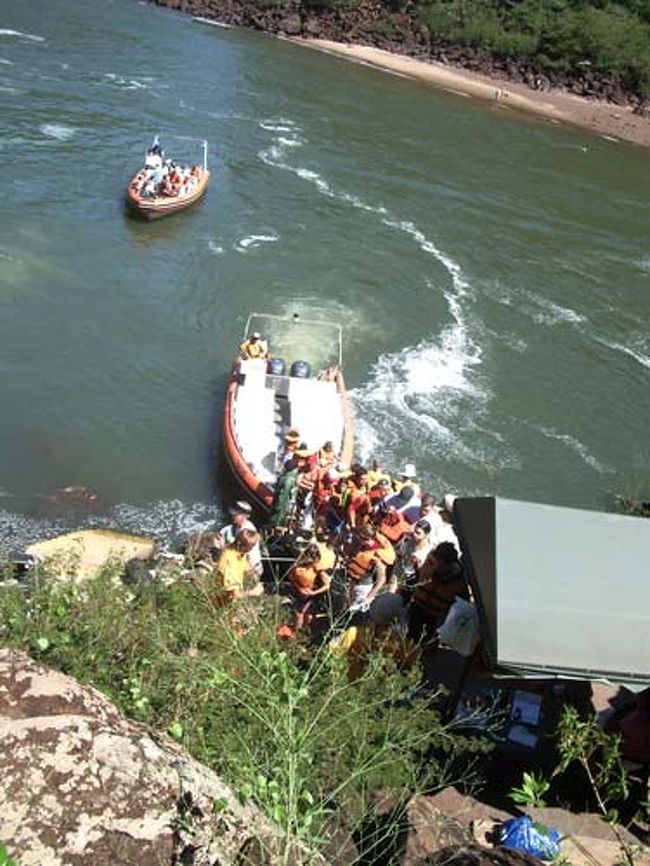 ボートで滝壺に突っ込むことができる。<br />びしょ濡れになるが気持いい。<br />