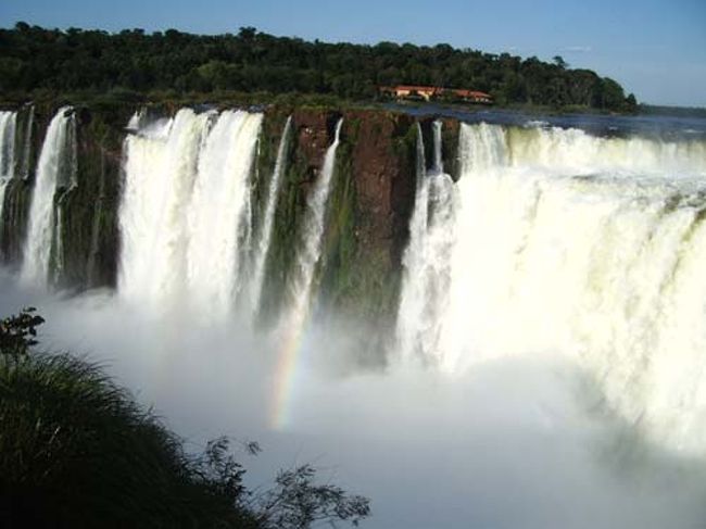 「悪魔の喉笛」といわれる場所。<br />圧巻の一言です。<br />滝壺は水煙で見えない。<br />