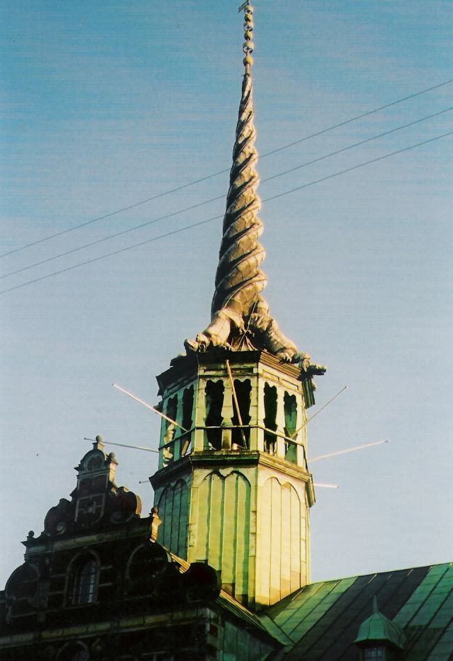 リューベック（ドイツ）より列車にてデンマークへ。途中バスごとフェリーに乗って、海を渡った。フェリーには免税店まであったけど、お金節約してた私には用なし・・。コペンハーゲン駅に着いてから宿へ。<br />２３ユーロ。<br />写真は市内を散歩してたときに見た謎のねじれた塔。<br />この時日本を出て５ヶ月目に入っていたので、観光に対する興味がどんどん薄れていってた。<br />