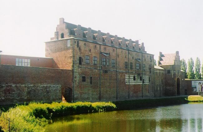 マルメーは寄っただけだけど、綺麗なところでした。<br />コペンハーゲンからは電車で３５分。すぐでした。<br />橋を渡っていくんですが、ちょうど関空に行くときの南海電車みたいだったかも。<br />写真は公園の向こうにあったお城（？）です。中は博物館みたいですが、外から見ただけです。<br />穏やかでカモが泳いでたり、羊ちゃんもいました。