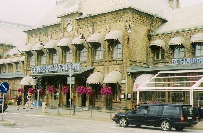 その後マルメーの駅（写真）から再び列車に乗ってイェーテボリへ。<br />ここは昔好きだったACE　OF　BASEの出身地・・。<br />普通の町な気がしたけど、親切にYHの場所を教えてくれたあのお姉さん、ありがとう。