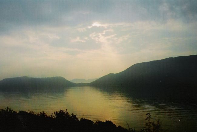 オスロからスタヴァンゲル行きの夜行列車に乗りました。<br />朝方窓から外を見るとほんとに夢のような景色が広がってて、夢中でシャッターを切った。<br />デジカメじゃないのでうまく綺麗にとれてないけど、かなり感激した。