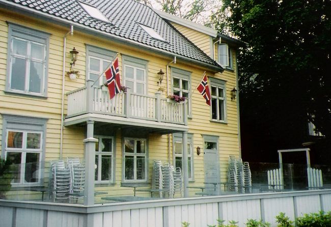 街は小さくてかわいらしい感じ。お花の朝市なんかもやってました。（朝だけじゃないのかも）<br />池のところに建っていたおうちです。