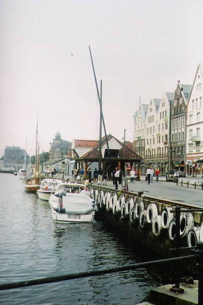 ベルゲンではおいしそうなキャビアとか、サーモンとかが売ってた・・・。そんなに安くはなかったけど、海の幸が豊富なのはうれしい！お金があればね。<br />ベルゲンからフェリーに乗ってイギリスのニュー・カッスル・アポン・タインへ。