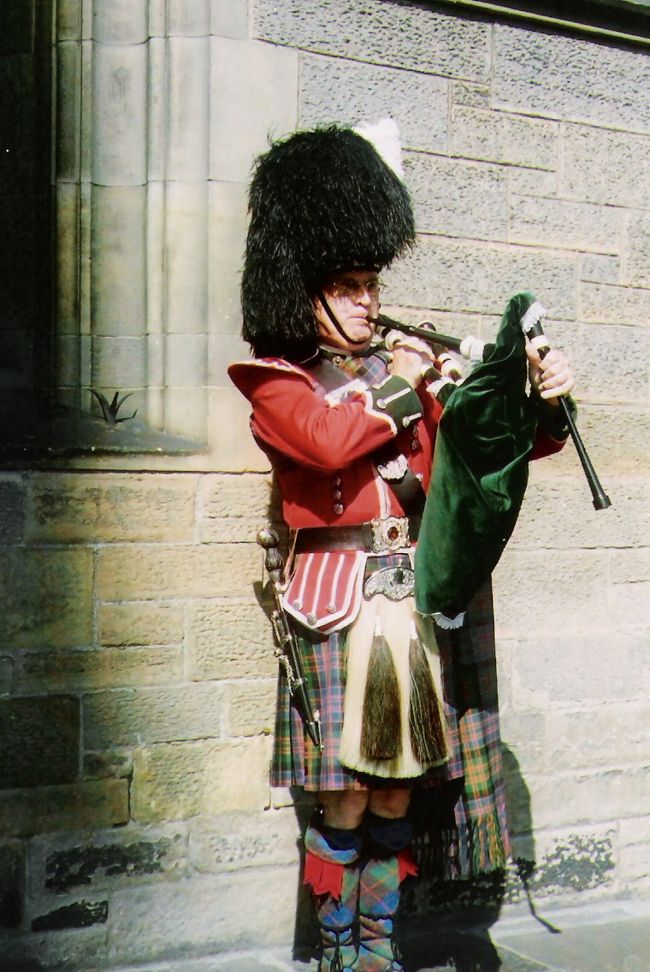 ニューカッスルアポンタインで一日過ごした後、エディンバラへと向かった。<br />英語圏だーっと、少し安心するも、訛りがあってどうも聞き取りにくい・・・。<br />みんな早口なんだもん。<br />エディンバラでは、ちょうどフェスティバルがやってて、フリンジとかも見たかったけど、今回はパス・・。街頭のストリートショーでがまんがまん。<br />バグパイプも吹いてるし。