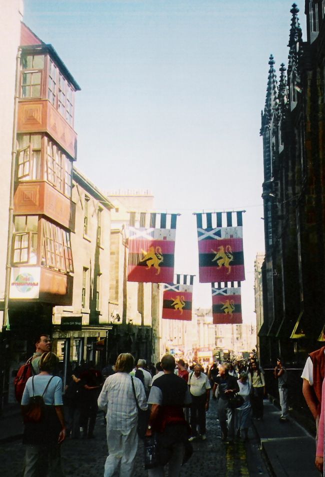 これはエディンバラ城へ（から？）の道。