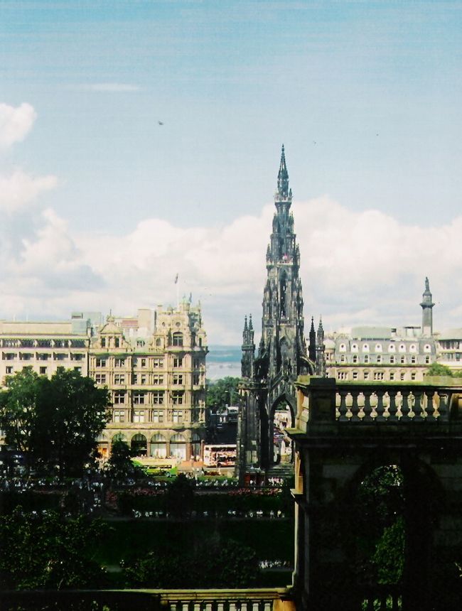 これもエディンバラ城近くの丘の上からです。