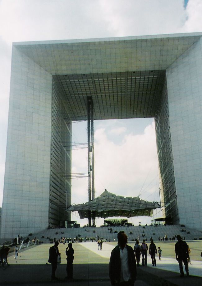 新凱旋門です。すごく大きくてびっくりした。<br />ここから直線上に、もとの凱旋門も見られます。