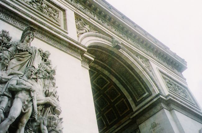 こっちが古いほうの凱旋門。超近くから撮ってみました。