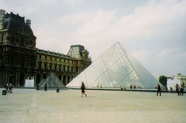 そしてルーブル博物館。ガラスのとこが入り口です。