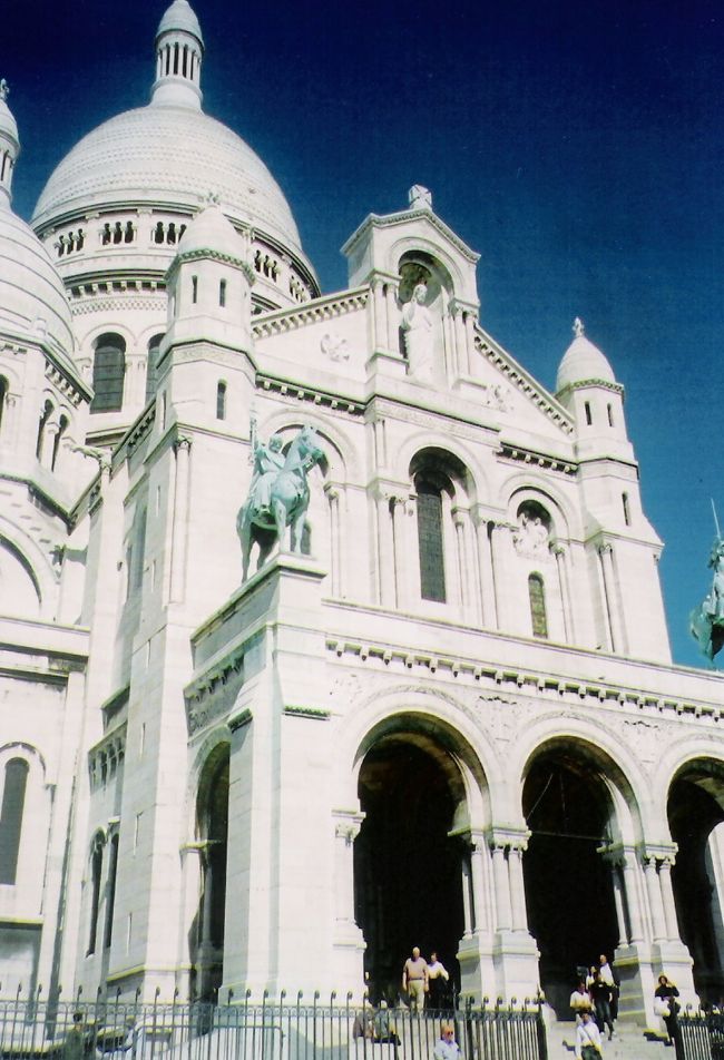 サクレクール寺院。<br />モンマルトルの丘を上るとあった。<br />若干息切れる。<br />ケーブルみたいなのでもあがれました。