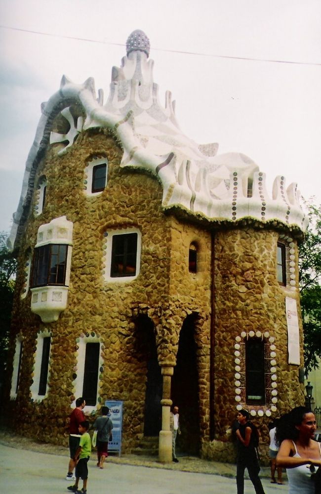 バルセロナにはガウディのデザインした建物がたくさんありました。詳しく知らないけれど、変わってて素敵だと思ったので、写真に収めてみました。