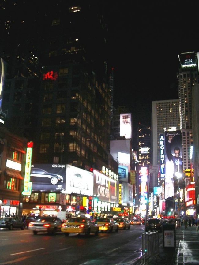 タイムズスクウェアへ向かうイエローキャブの列。昼と夜で人の数が全然違った。