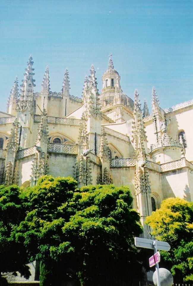 今度はマドリッドよりバスにて、セゴビアに行きました。これは街中にあった聖堂らしき建物。