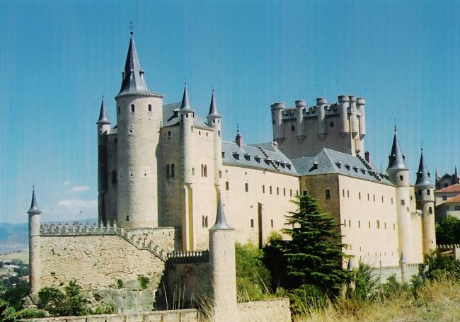 そしてこれがセゴビアのお城です。白雪姫のモデルのお城だそうな。中にも入れて、頂上からはセゴビアの町並みが見渡せて綺麗でした。