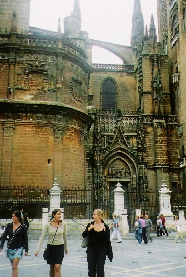 お次はセビリアへ。<br />聖堂があるとついつい撮ってしまった。