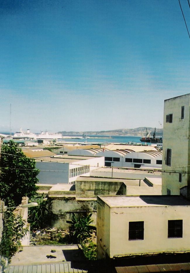 そしてタンジールへ。アラビア語名はタンジャだそうです。人口は３０万前後。海が綺麗でした。<br /><br />ヨーロッパから行くと、ちょっとインドを思い出しました。<br /><br />売り込みとか、客引きとか、久々で新鮮でした。<br /><br />気候もそこまで暑くなくって、ちょうど「暑くないインド」のような・・・。