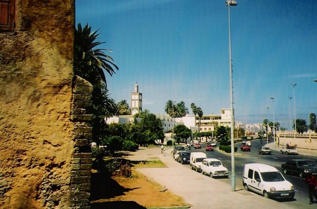 そしてバスにてフェズへ。<br />新市街と旧市街の様子がガラッと違っていて、新市街は割と整って綺麗めだったけれど、旧市街は時が止まったかのような様子でした。