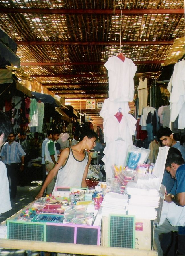 旧市街に入りかけのあたり。色んな日用品売り場。旧市街の中のほうには、みやげ物がたくさん売ってました。