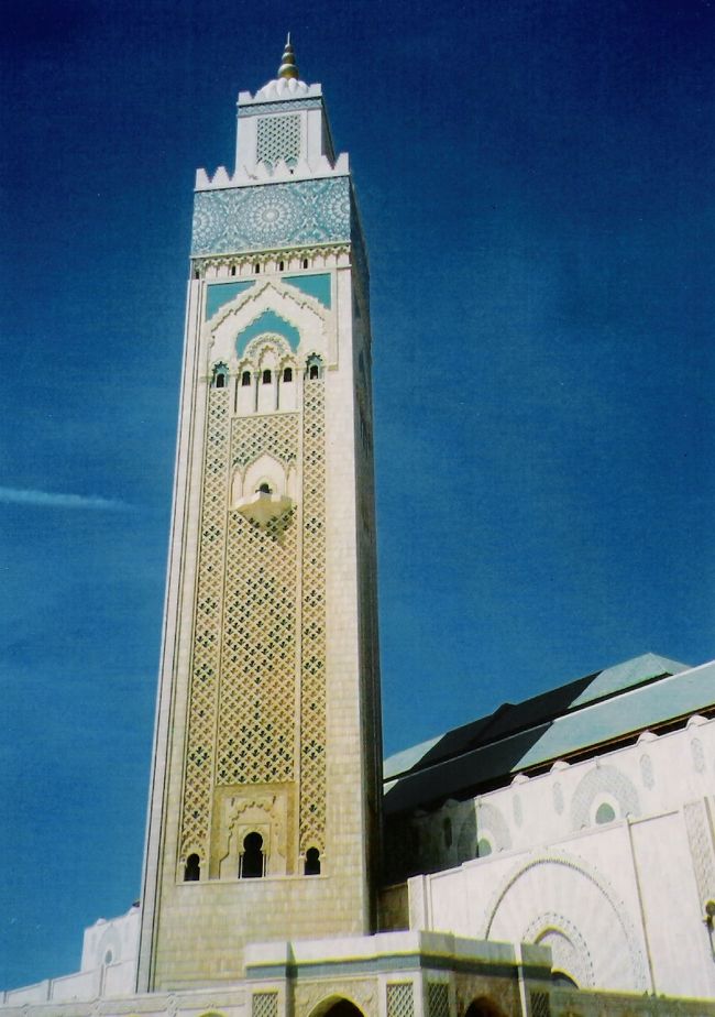 これはカサブランカにあるハッサン?世のモスクです。<br /><br />やたら大きくて、後ろの青空と、青い海とコントラストがとても印象的でした。<br /><br />世界一大きい宗教的建築物なんだって。