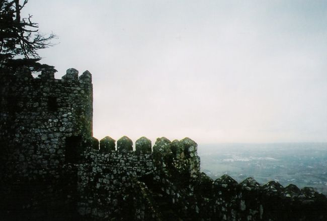 シントラにも行きました。<br />王宮もいいけど、こちらはムーア人の築いたお城です。上からは３６０度の眺めが・・！<br />でも結構上ったーーー。
