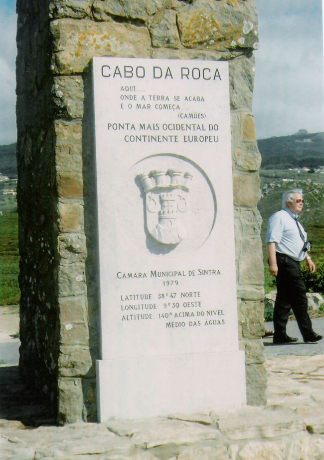 ロカ岬です。ヨーロッパ大陸最西端です。<br />ここをずーーっと行けば、アメリカ大陸にたどり着くんだ・・。<br />でも私の旅はここでおしまい。<br />半年間、街をぶらぶら、バスや電車に揺られて、色んなものを見たり聞いたり食べたり・・・。やっぱり旅はやめられないのかな・・・。