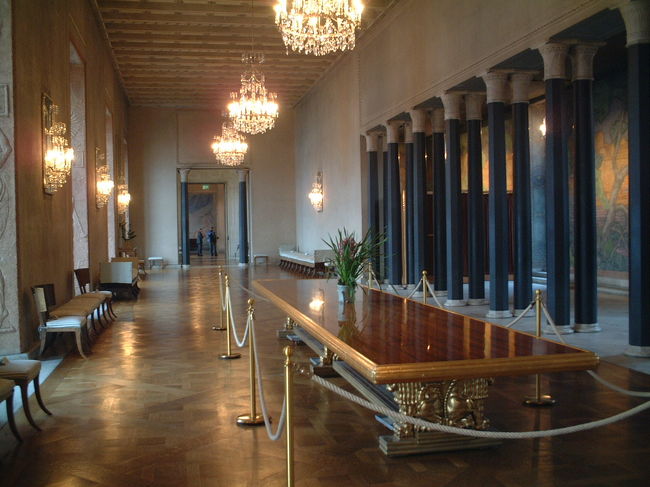 さっそくノーベル賞受賞後の晩餐会が行われるという市庁舎へ。<br />有料のツアーに参加しないと中が見れません。<br />ツアーの開始時間になるまでチョット待ちました。