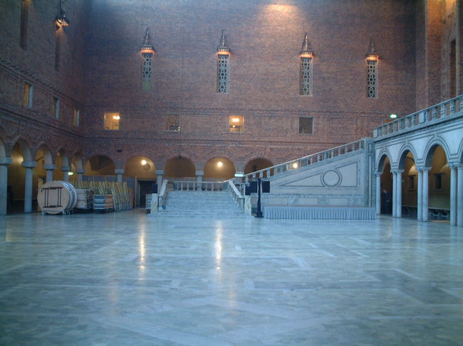 ここが晩餐会会場のブルーホール。<br />左奥の机達は晩餐会の準備？