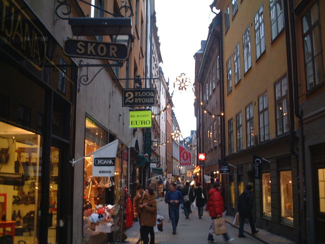 街中は賑わってました。<br />夕方、すぐ暗くなってしまうのが残念。