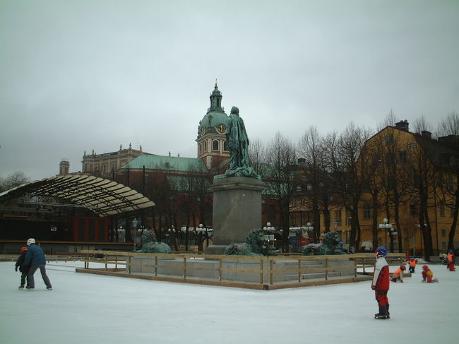 寒いと思ったら、街の中にスケートリンクが普通に存在していました。