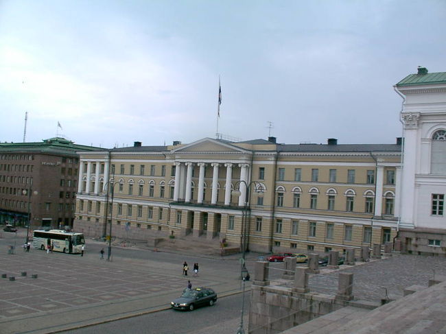 大聖堂の階段からの眺め。<br />クリーム色の建物はヘルシンキ大学本部<br />(Helsingin Yliopisto)
