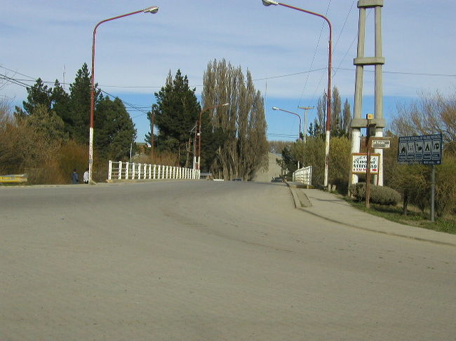 町の入口のカラファテ小さな橋です。<br />この橋から少し行くと町で一番のスーパマーケットが<br />あります。<br /><br /><br />