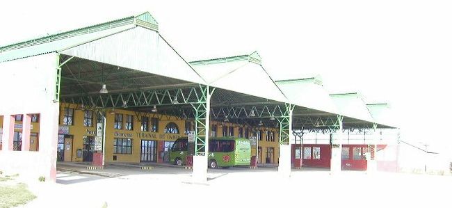 バスターミナル、本数が少なく閑散としている。<br />昼間はも人の姿を見かけない。