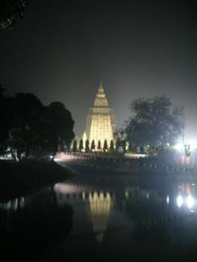 夜のMahabodhi Temple<br />仏陀が覚りを得た地に立つ52ｍの塔。