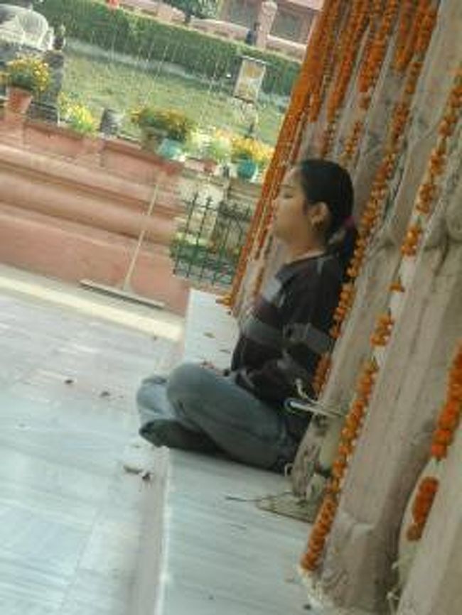 僧たちはもちろん、熱心な仏教徒が思い思いに瞑想したり念仏を唱えたりしている。