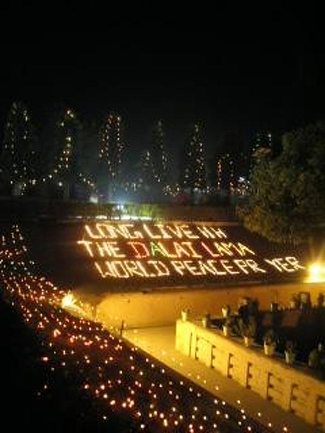 ダライラマを歓迎するメッセージ。<br />LONG LIFE HH THE DALAI LAMA WORLD PEACE PRAYER