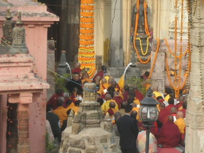 ダライラマの法要。<br />前の方にかすかに見える後ろ姿...