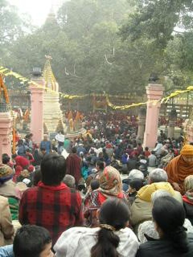 ダライラマの法要。たくさんの人が集まる。