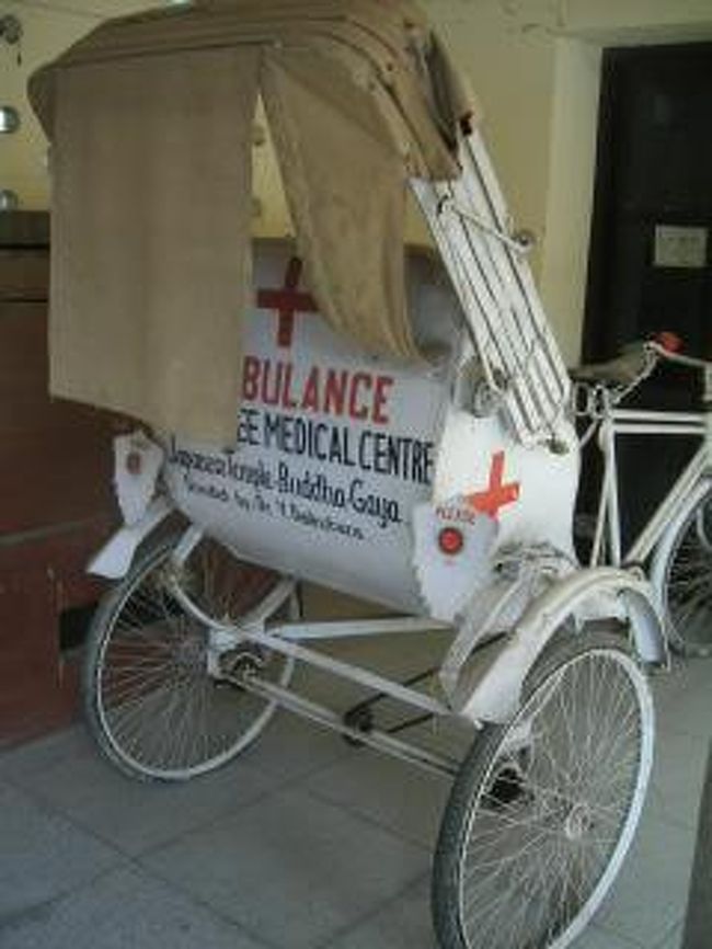 日本寺。<br />併設する貧しい人のための診療所にあった救急リキシャ。<br />ここを設立した大工原弥太郎さんの著書『楽しいチベット医学』はとても興味深い本でした。