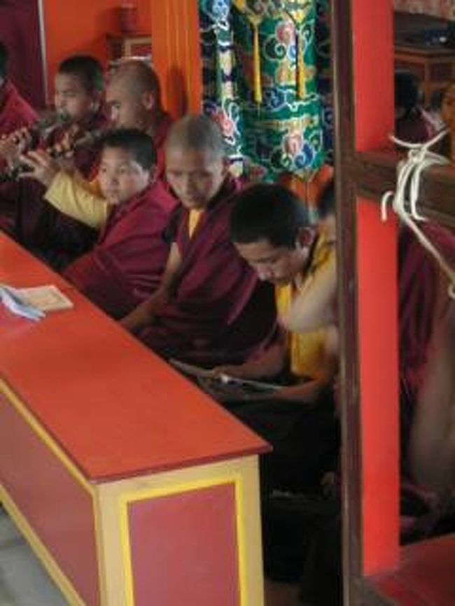 チベット僧院にて。念仏を唱えている最中に雑誌を読んでたり...