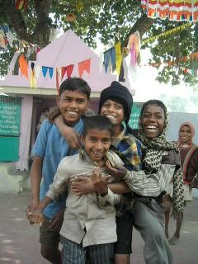 スジャータ村で会った男の子たち。