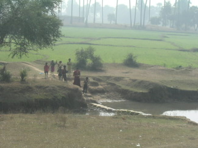 スジャータ村。<br />ネーランジャラー川を渡る僧侶と子供たち。