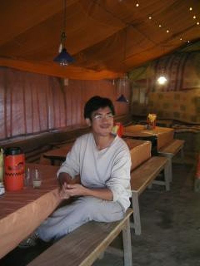 ゲストハウスで出会った日本人の男の子、Deepak。<br />本名は発音が難しいからと、ネパールで付けられた名前を。<br />ブッダガヤ滞在中の相棒。8割以上は食べ物の話をしていた食いしん坊な私たち。<br />