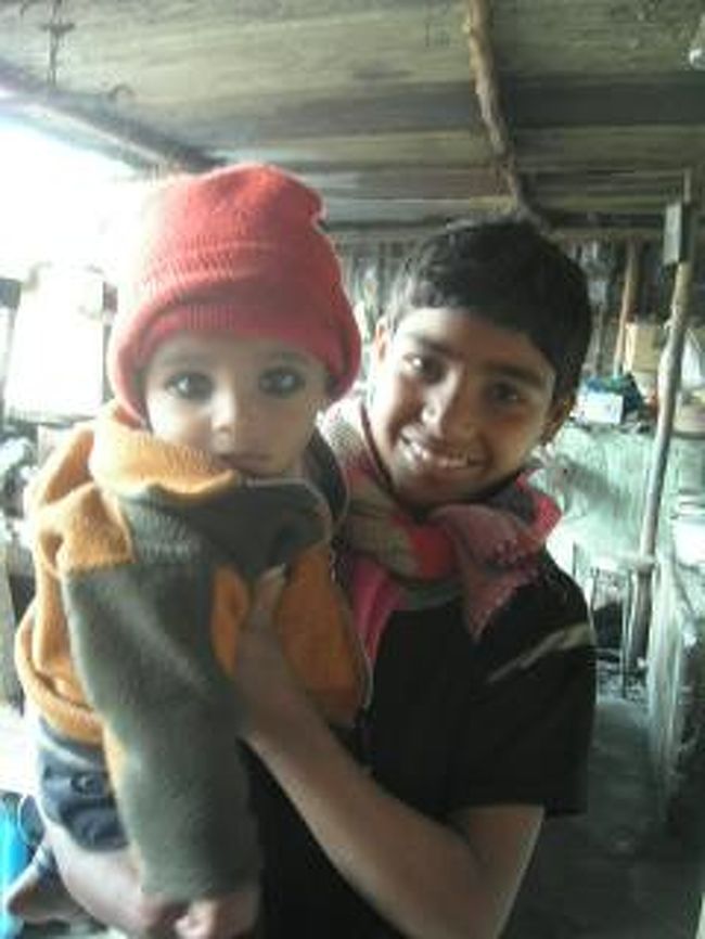 近くのチャイ屋の働き者の男の子と赤ちゃん。